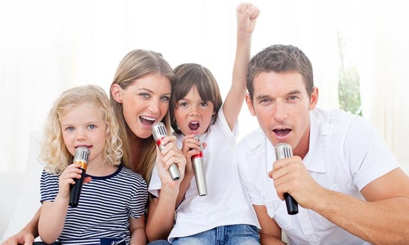 Bạn đang cảm thấy nhớ nhà nếu như mơ thấy được hát karaoke với gia đình
